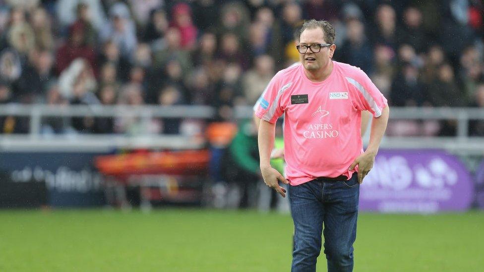 Alan Carr about to take a penalty.