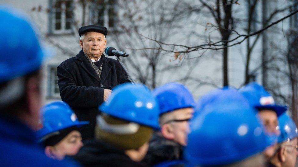 Jaroslaw Kaczynski, leader of Poland's ruling party Law and Justice (PiS), gives a speech in front of the Constitutional Court during a pro-government demonstration, 13 December 2015 in Warsaw