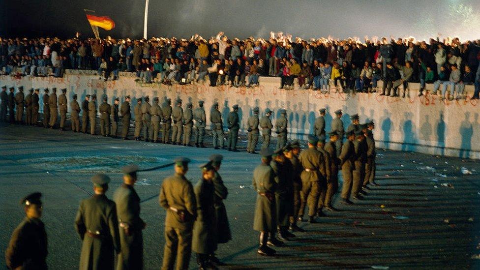 people-celebrate-as-berlin-wall-comes-down.