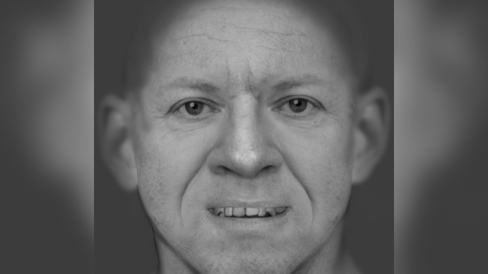 Ailgread digidol du a gwyn o'r dyn. Mae'n ymddangos fel pe bai rhwng 40 a 60 oed, gyda wyneb crwn a dannedd afluniaidd.