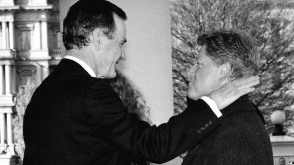 George HW Bush (L) greets President-elect Bill Clinton (R) upon his arrival 20 January, 1993 to the White House in Washington