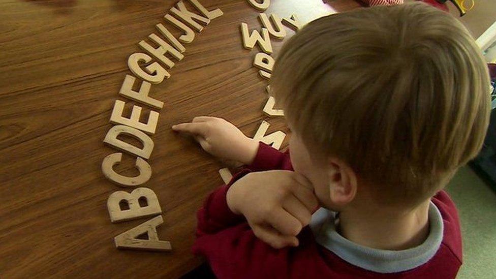 Dydy trefn llythrennau ddim yn hawdd i un o bob deg o bobl sydd â dyslecsia
