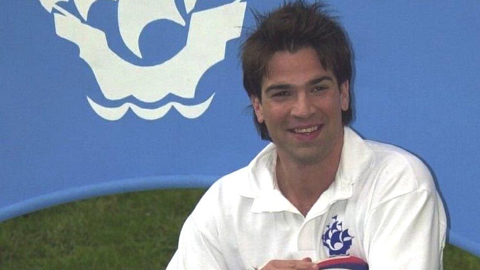 Gethin Jones yn ystod ei ddyddiau yn cyflwyno Blue Peter