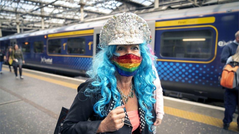 Pride Edinburgh marcher