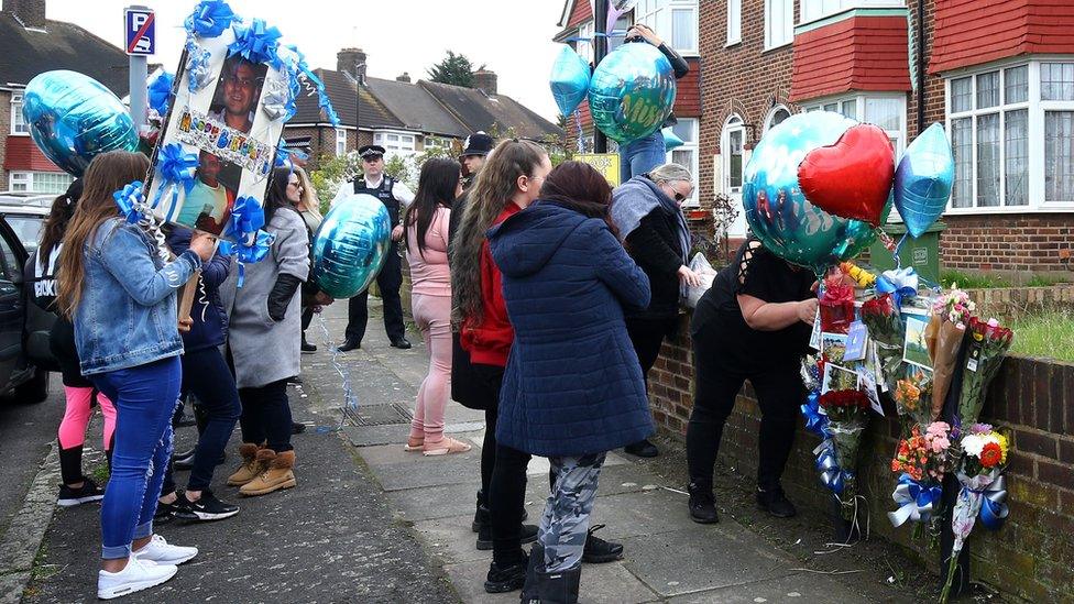 People paying tributes