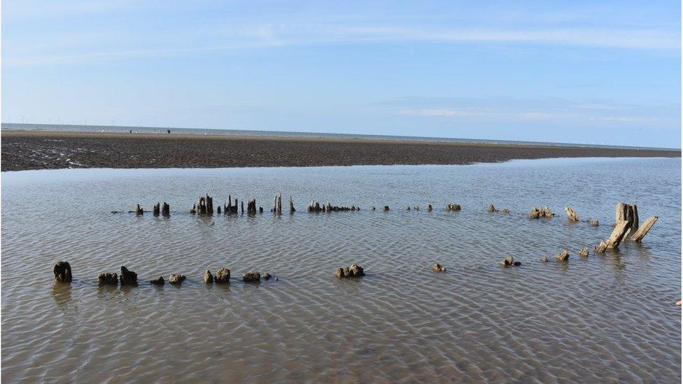 Gweddillion y llong yn y dwr ger Abergele