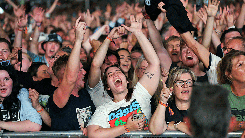 Fans went wild, blasting out Oasis's classics with the brothers