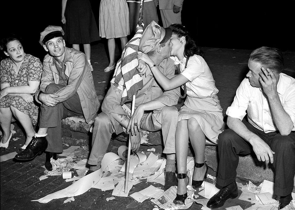 A couple kiss as they celebrate VJ Day