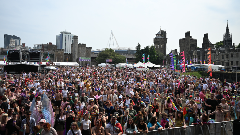 Crowds at Cardiff Castle