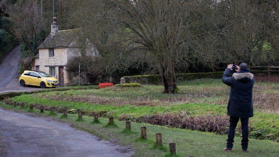 "Photobomb" car in Bibury