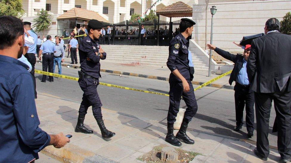 Police outside Amman courthouse where Nahid Hattar was killed (25 Sept)