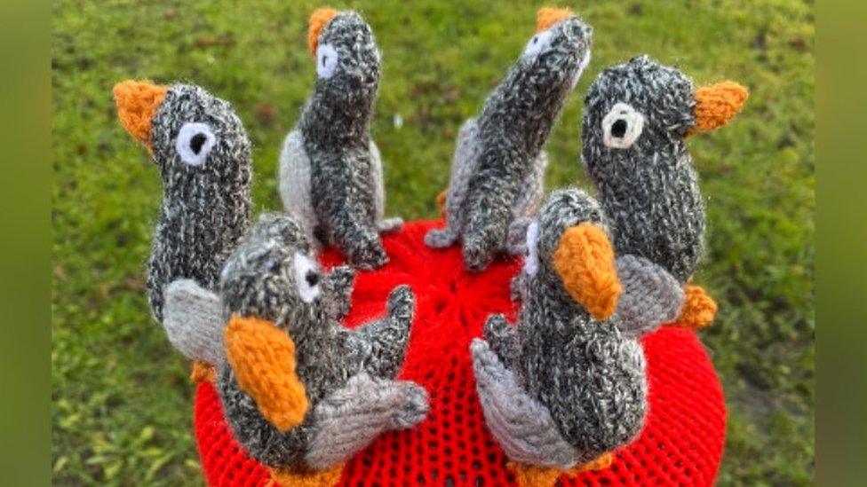 The knitted six geese laying