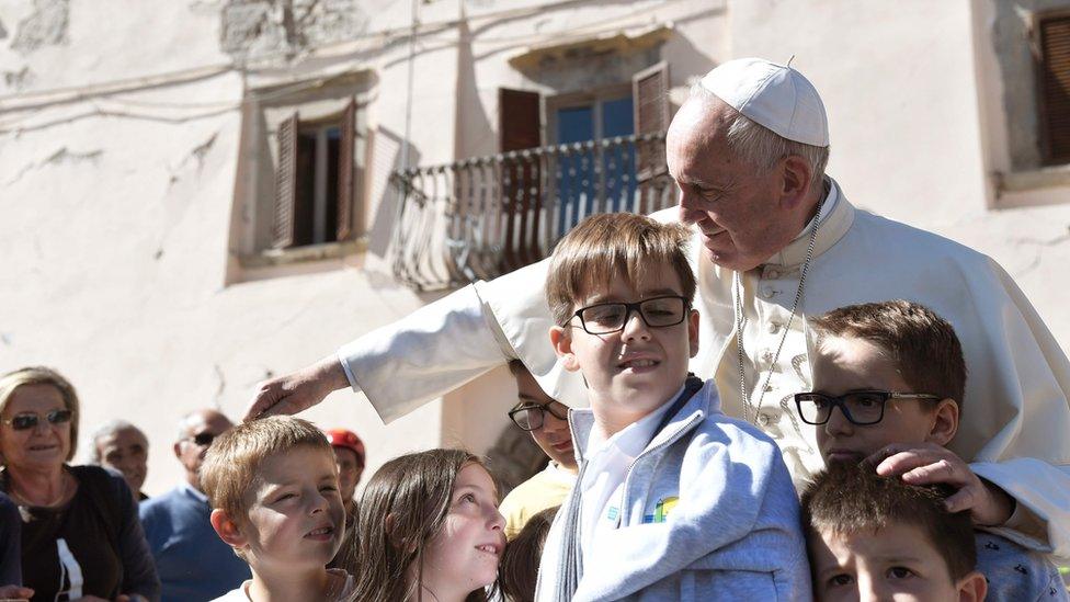 Pope Francis with children in Arquata del Tronto (4 Oct)