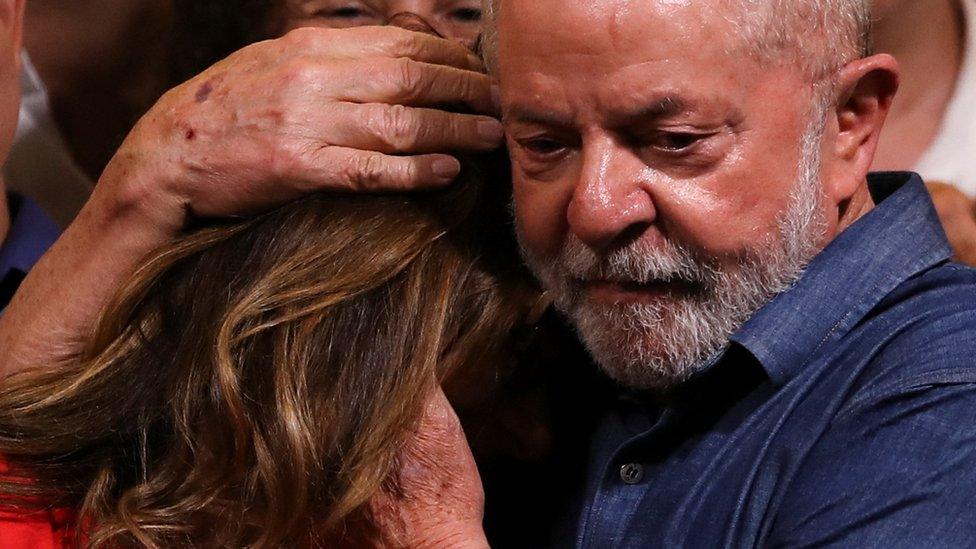 Lula embraces his wife Rosangela