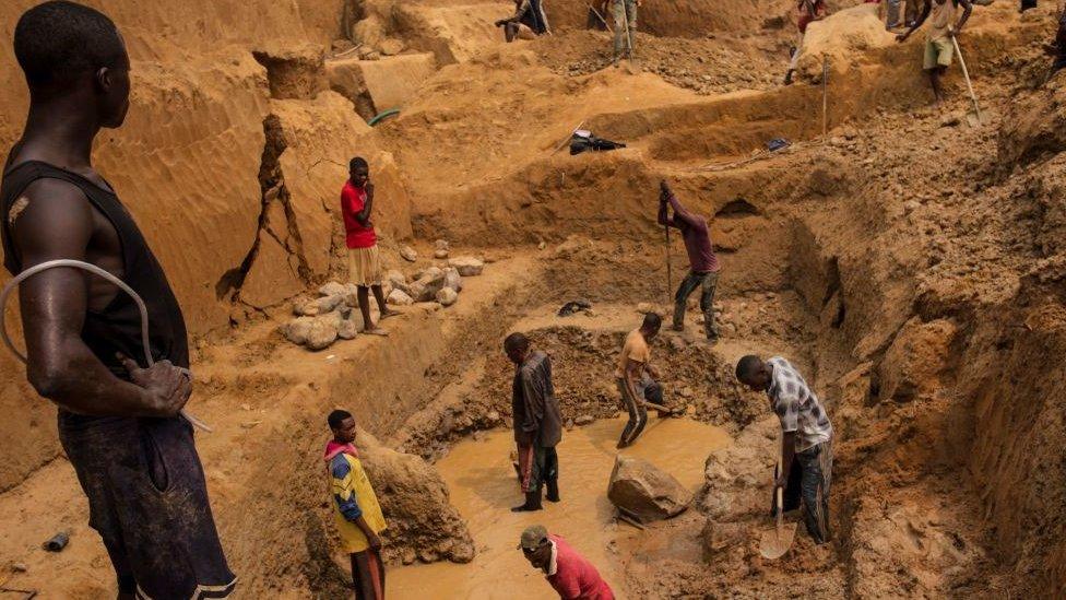 Congolese workers dig for diamonds