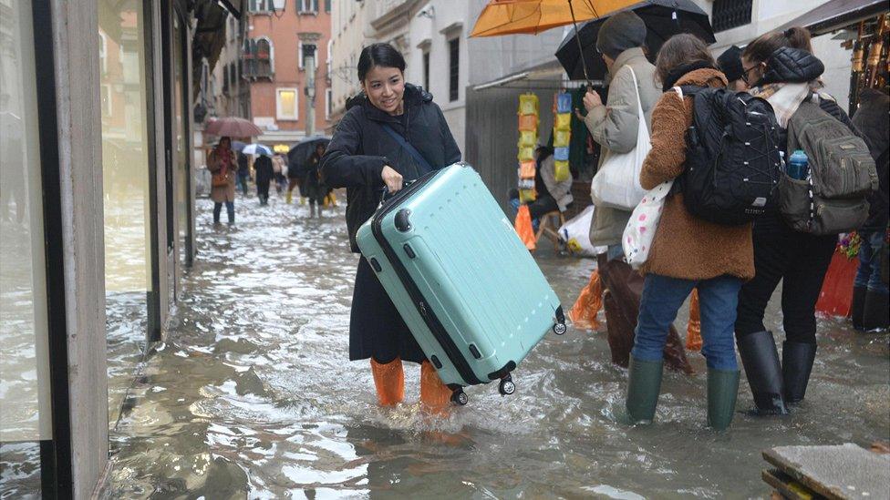 Tourist in Venice flood, 15 Nov 19