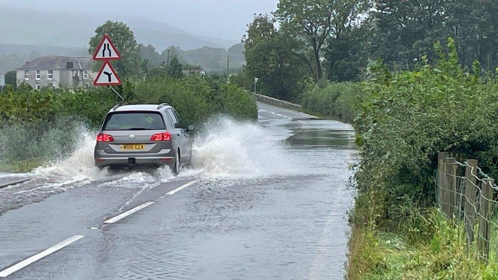 Dŵr ar yr A494 ger Llanuwchllyn, Gwynedd ddydd Mawrth