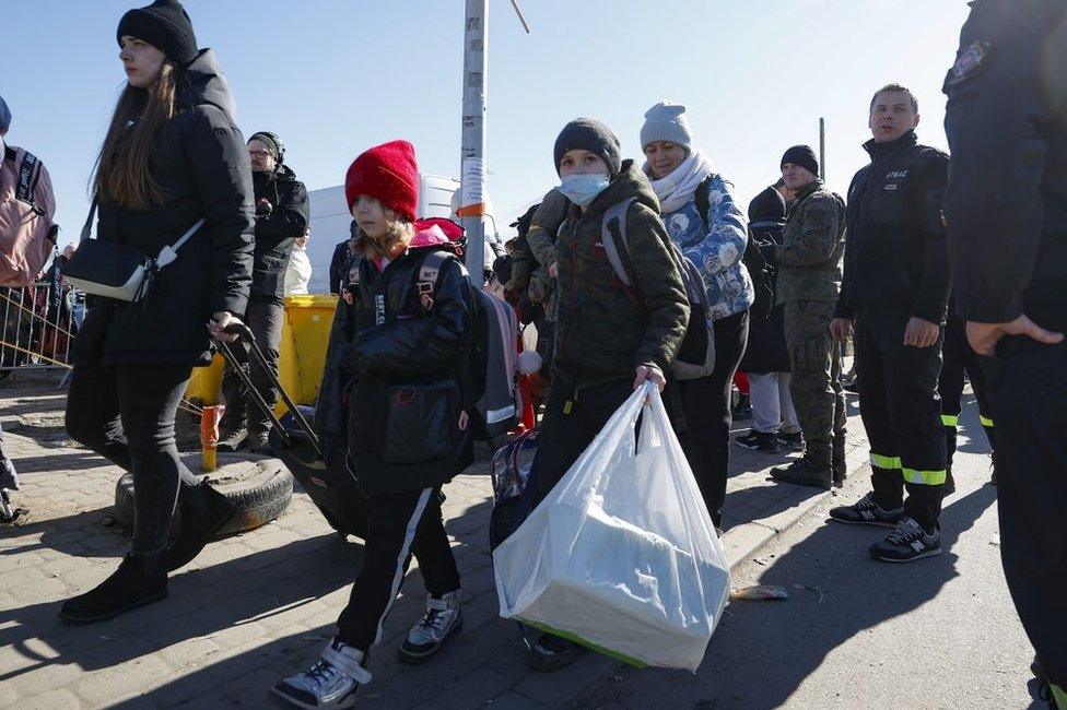 Children crossing the Ukraine-Poland border