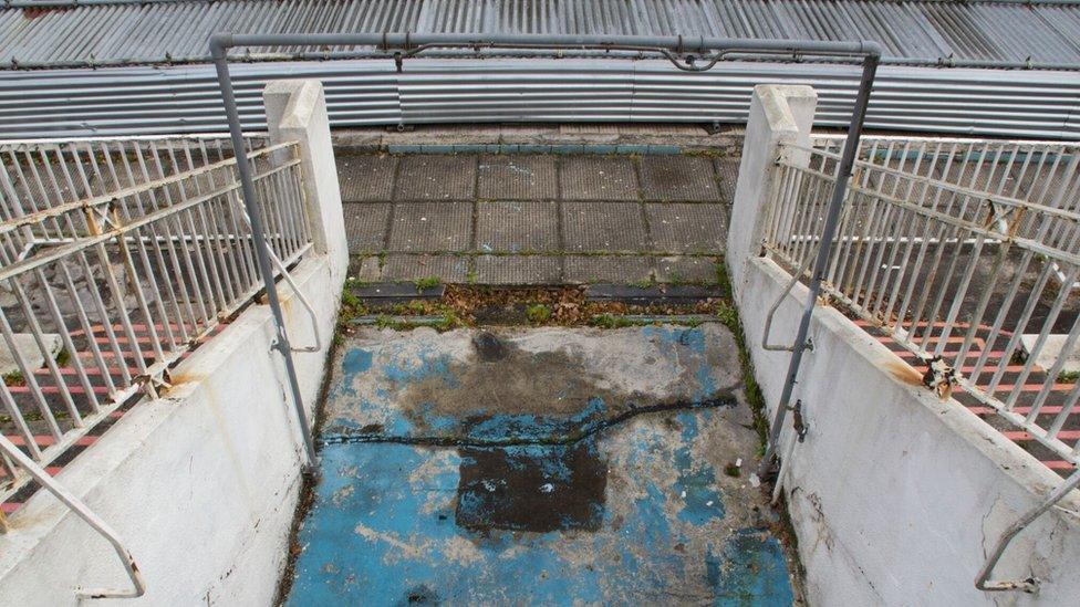 This is the old ladies rinse-shower as you come out of the changing rooms to the pool side, looking down from the stairs of the viewing terrace above.