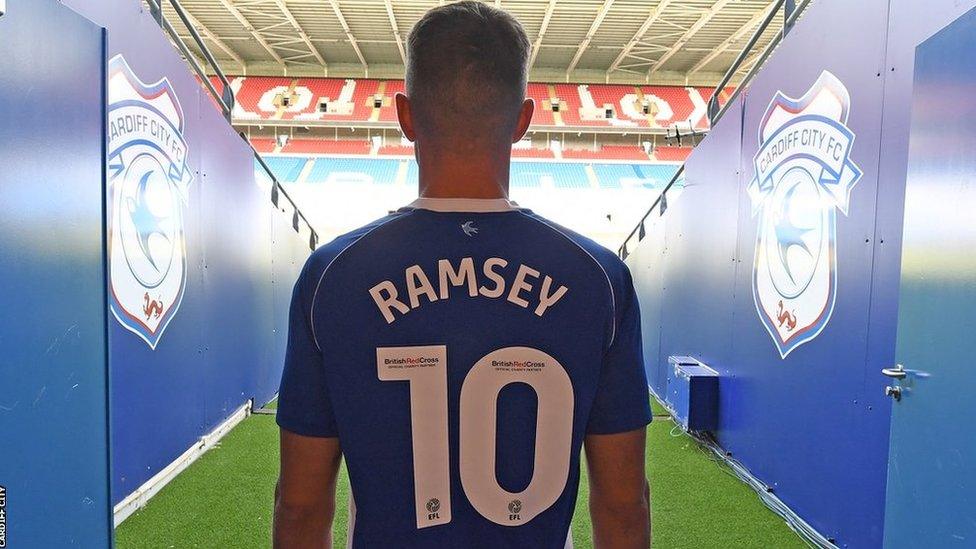 Aaron Ramsey yn nhwnnel Stadiwm Dinas Caerdydd