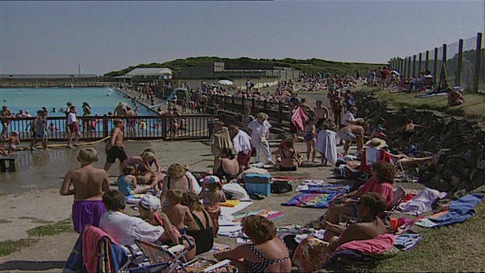 Busy Barry lido in 1995