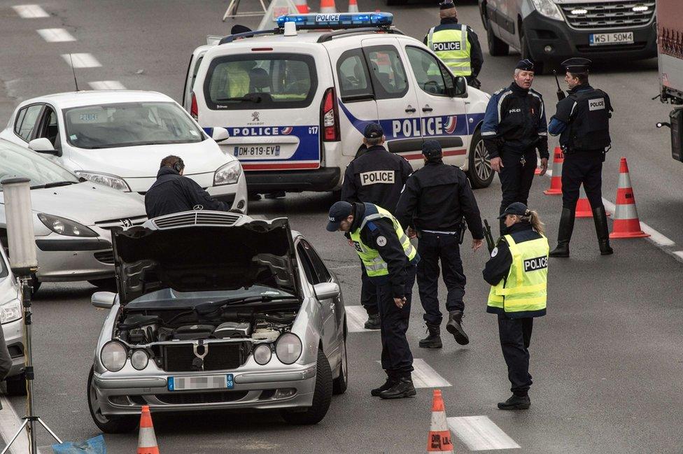 Police check a car at French-Belgian border, 17 Nov 15