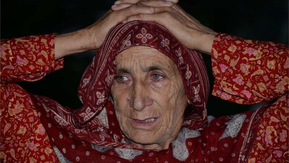 Pakistani Kashmiri woman Makhni Begum, mother of convicted murderer Shafqat Hussain, reacts after Shafqat"s execution in Muzaffarabad, the capital of Pakistani-administered Kashmir on August 4, 2015.