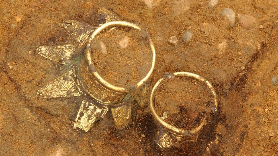 Drinking vessels with decorated gold necks