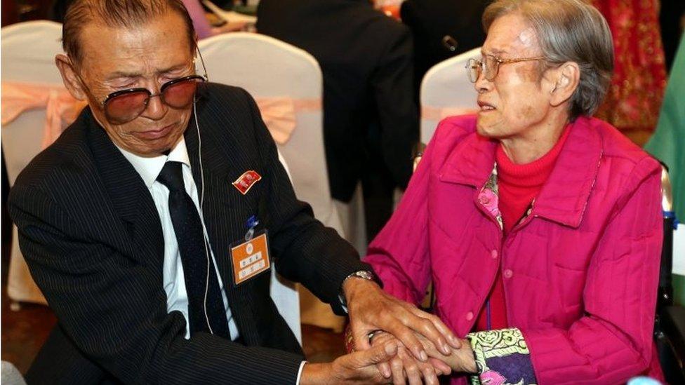 South Korean resident Han Won-Ja (R) meets her North Korean elder brother Han Chal-Gill (L), during a luncheon on the first day of separated families reunion of second group on Mount Kumgang, North Korea (24 October 2015)