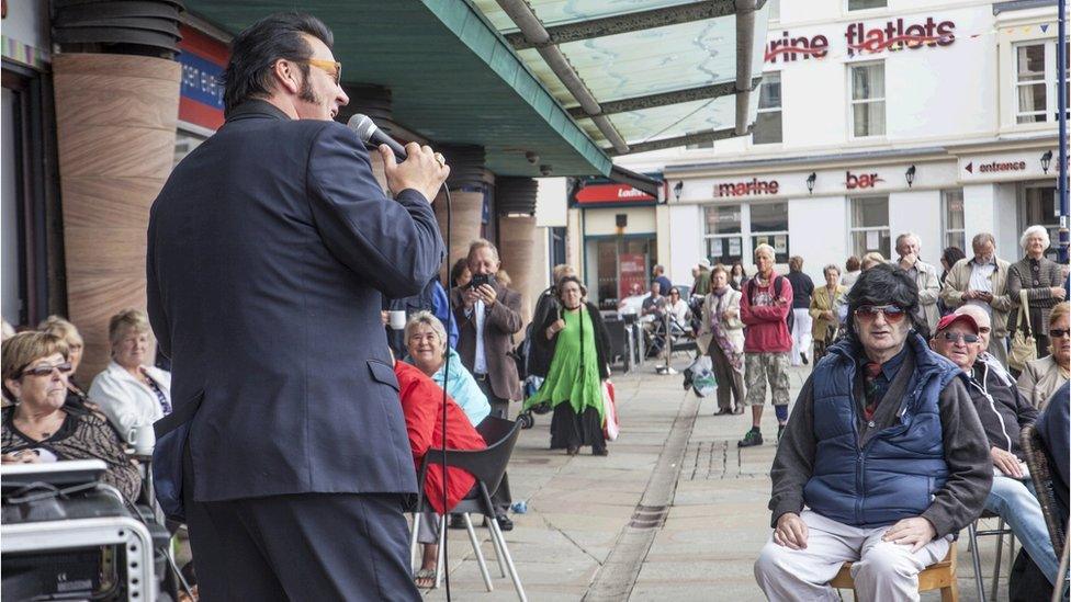 Gŵyl Elvis 2014: "Mae'n braf bod nôl yma yn Las Vegas.. erm, sori Porthcawl!"