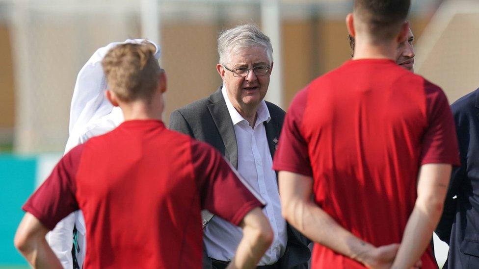 Roedd Mark Drakeford yn Qatar adeg gêm gyntaf Cymru yn erbyn yr UDA