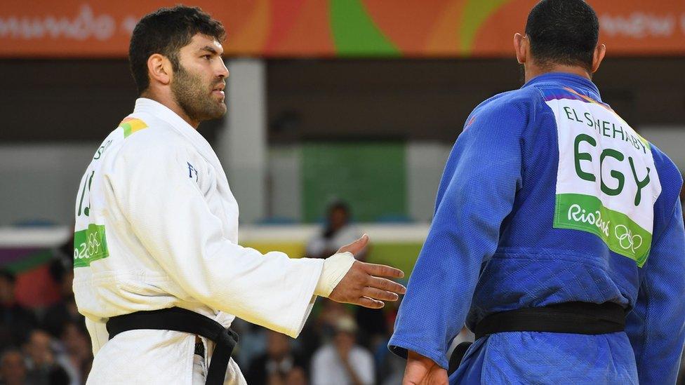 Islam El Shehaby (right) refusing to shake hands with Or Sasson