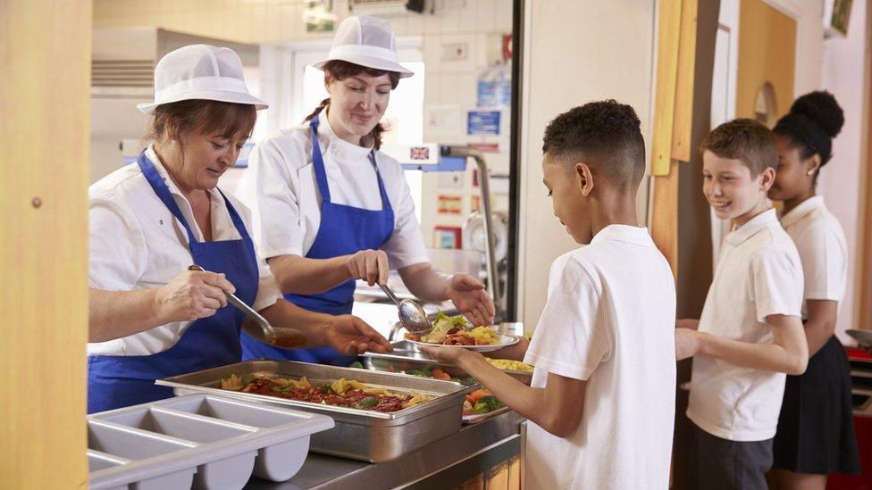 children eating school dinners