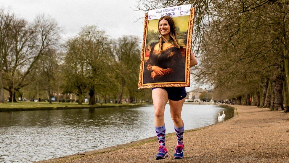 Runner dressed as Mona Lisa