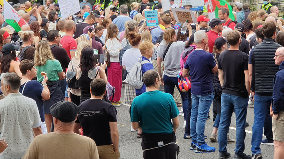 Hundreds of protestors outside the FM's home