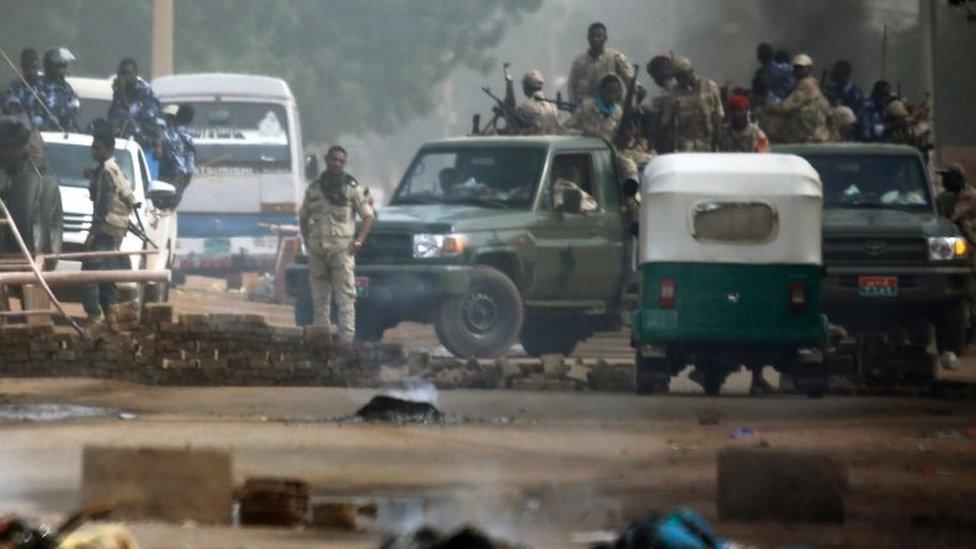 Sudanese security forces are deployed around Khartoum's army headquarters. Photo: 3 June 2019