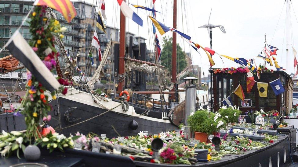 Flowers on top of a houseboat on the Thames