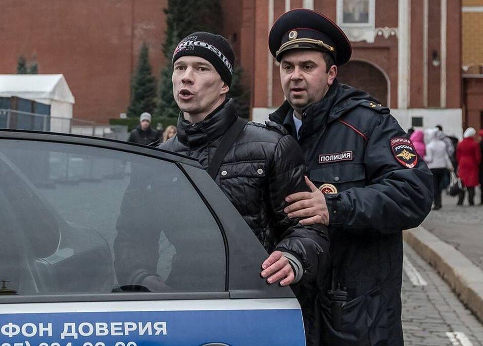 Ildar Dadin being escorted by official (file pic by Alexander Baroshin)