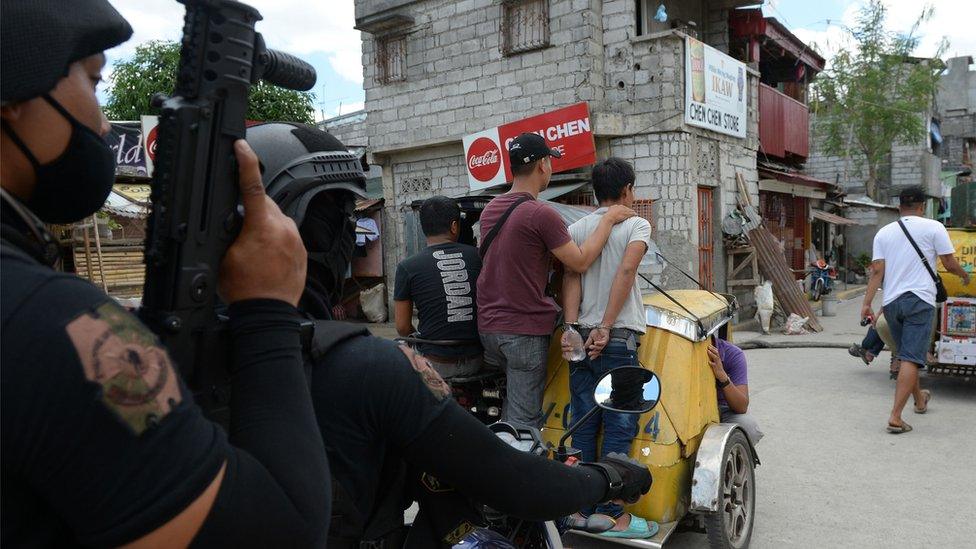 Police arrest drug suspects in Manila, Philippines (April 2018)