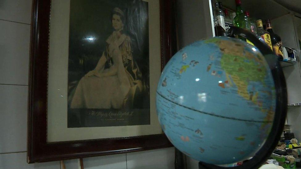 Globe and a picture of the Queen