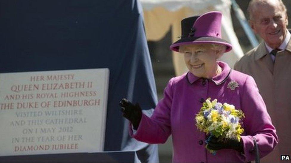 Queen and Duke of Edinburgh with plaque