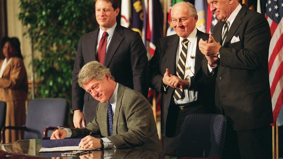 Bill CLinton signs Nafta 08 December 1993