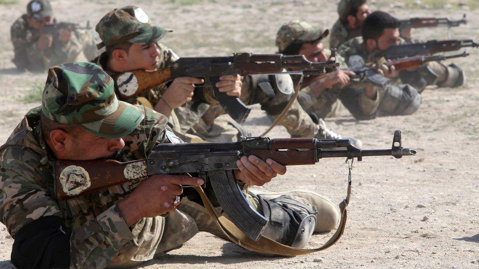 Members of Iraq's paramilitary Popular Mobilisation force take part in weapons training in Basra (4 August 2019)