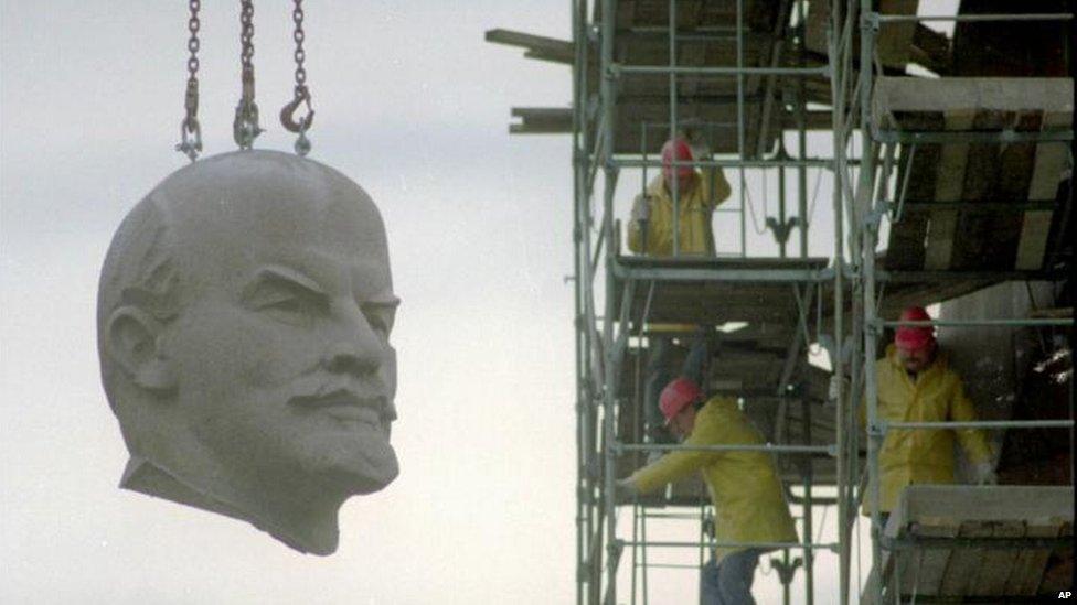 The huge granite head of Berlin's Lenin statue hangs from a crane on 13 November, 1991