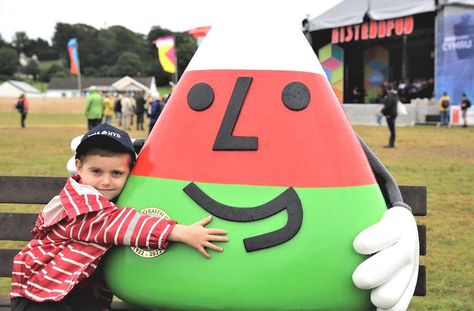 Plentyn ifanc gyda Mr Urdd