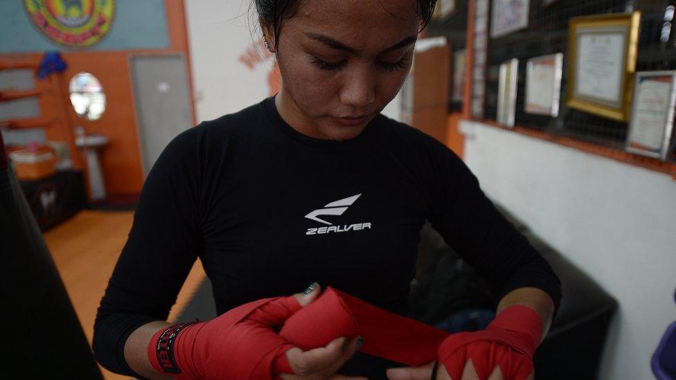 Ratchadaphon Winhantamma strapping her hands