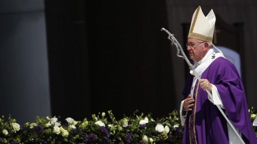 Pope Francis walks with the pastoral staff during a mass in Ecatepec (14 February 2016)