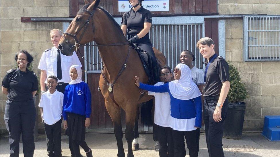 Primary school children meet Police Horse Brutus