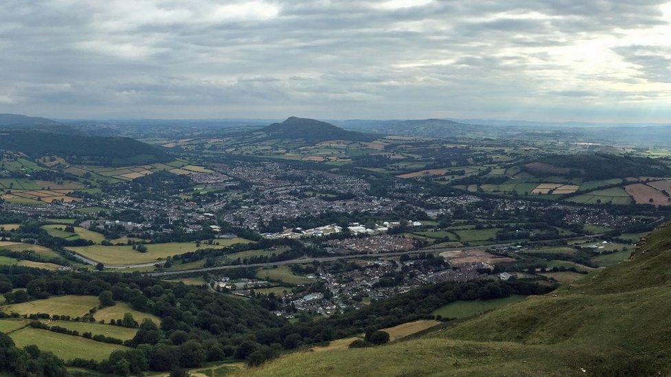 Y Fenni yn ei gogoniant o gopa'r Blorens // A beautiful bird's eye view of the Maes from the Blorenge mountain