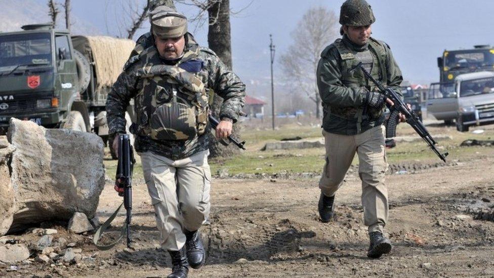 Indian soldiers arrive near the building where militants are holed up during a gunfight south of Srinagar (21 February 2016)